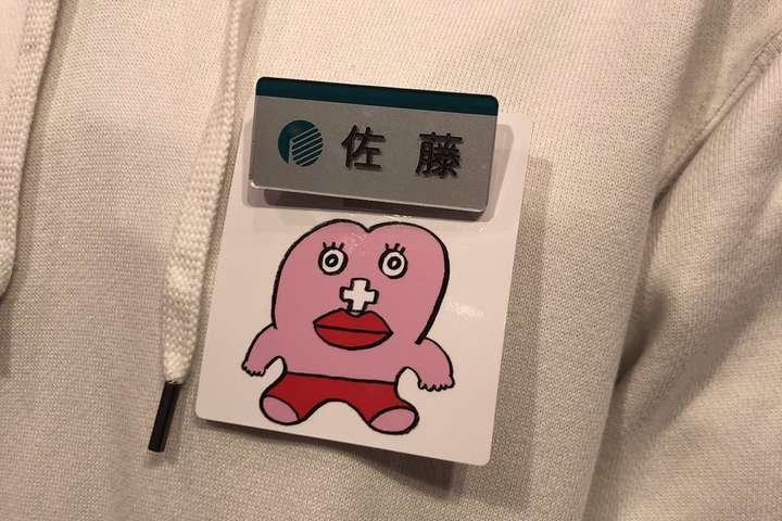 В Японии магазин ввел для сотрудниц значки на время месячных