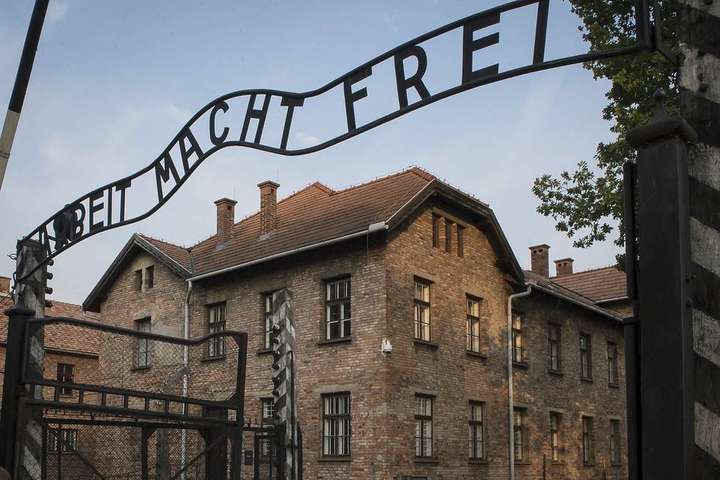 Канцлер Німеччини вперше за майже чверть століття приїде в Освенцим