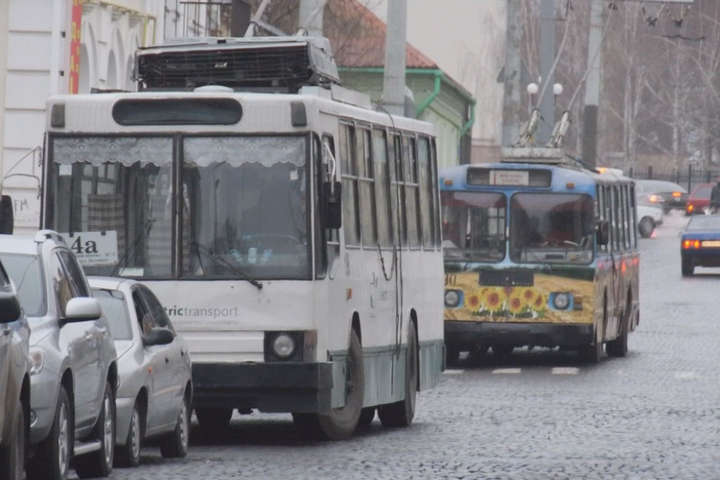У Харкові кондуктор зробила приємно водієві прямо в тролейбусі (відео)