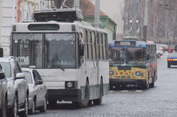 У Харкові кондуктор зробила приємно водієві прямо в тролейбусі (відео)