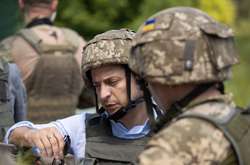 Головнокомандувач, президент України Володимир Зеленський під час  першої робочої поїздки на позиції військових у Станиці Луганській і Щасті 