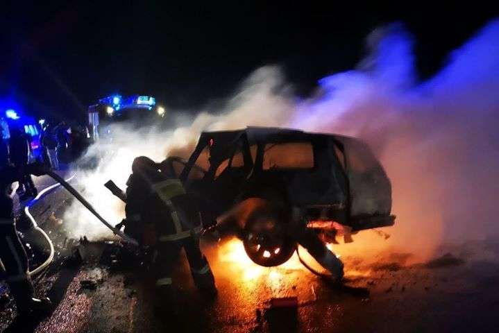 Біля Чернівців після ДТП загорілося авто: троє людей загинули