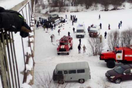У Росії автобус впав з моста на лід замерзлої річки – багато загиблих (відео)