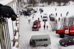 У Росії автобус впав з моста на лід замерзлої річки – багато загиблих (відео)