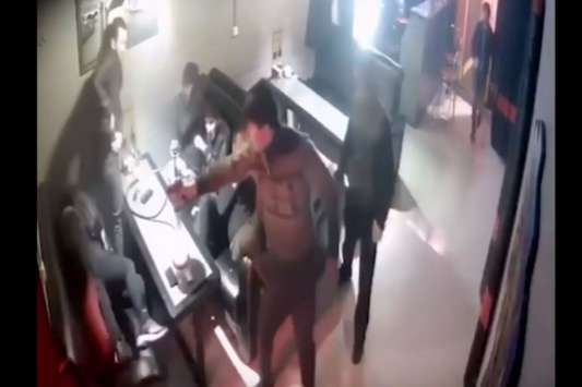 У Росії чоловік приїхав в кафе на коні і розстріляв відвідувачів (відео)