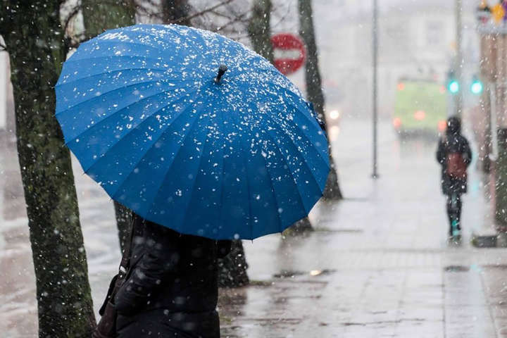 Мокрий сніг та ожеледиця: українців сьогодні чекає ускладнення погодних умов