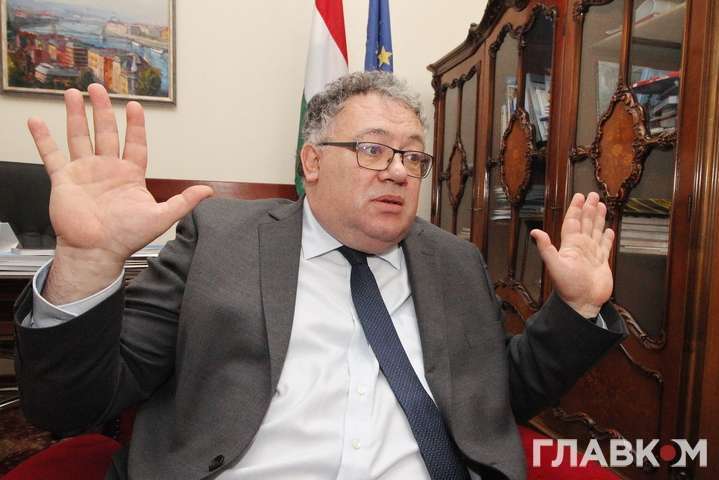 Скандал в Берегово. Посол Венгрии признал, что раздача паспортов не останавливается