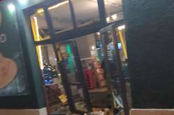 Невідомі влаштували погром у піцерії на столичних Позняках (фото)