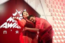  Главная рэперша страны вышла на красную дорожку с незнакомцем 
  