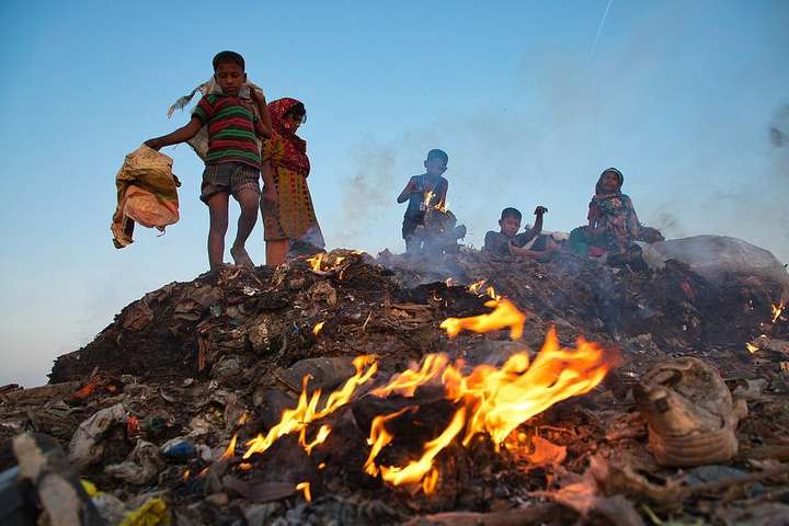 Моторошна безнадія. Як бангладешські діти серед вогню та сміття заробляють собі на життя