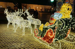  Территорию Национального Киево-Печерского историко-культурного заповедника украсили праздничной иллюминацией 
 Фото: 44.ua 
  