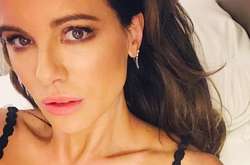  Голливудская красотка разделила отдых с руководителем Paramount Television 
 instagram.com/katebeckinsale/ 
  