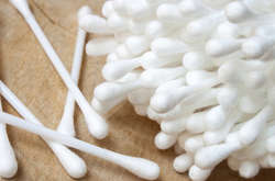 Також використання ватних паличок може призвести до пошкодження барабанних перетинок