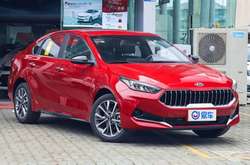 Нове авто компанія KIA обладнала масивними гратами радіатора з яскравими вертикальними секціями, габаритними бамперами і зробила модернізовану оптику на світлодіодах