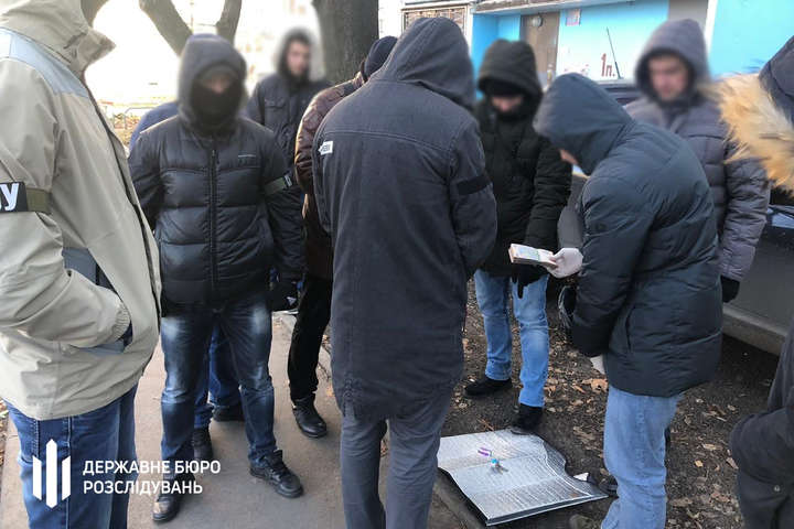На Харківщині ДБР затримало слідчого, який вимагав $6 тис за закриття провадження