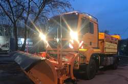 Київ засипало снігом: дорожники всю ніч чистили вулиці міста (відео)