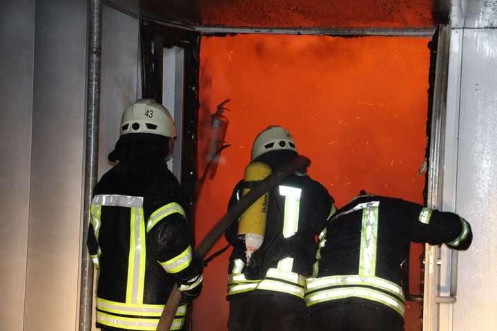 Рятувальники винесли непритомного чоловіка з палаючої квартири поблизу «Чернігівської»