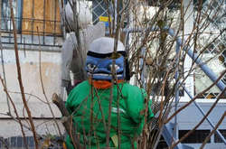 У Дніпрі мешканці багатоповерхівок почали встановлювати опудала (фото)
