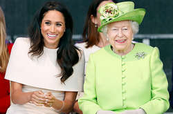  Герцогиня Сассекская получила презент от королевы после приватной встречи 
  