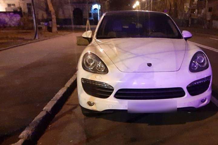 У Києві патрульні виявили наркотики у водія Porsche