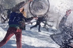  Игра в снежки выглядит по‑настоящему эпично 
  