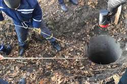 Тіло іноземця з вогнепальними пораненнями виявили у закинутій криниці 