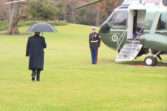 Трамп «забув» дружину, сідаючи у вертоліт (відео)