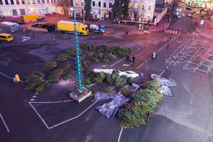 На Контрактовій площі почали встановлювати новорічну ялинку (фото)