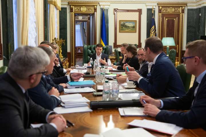 Зеленский провел совещание перед нормандской встречей - У Зеленского утвердили пять сценариев реинтеграции Донбасса