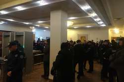 У Шевченківському районному суді багато журналістів і правоохоронців