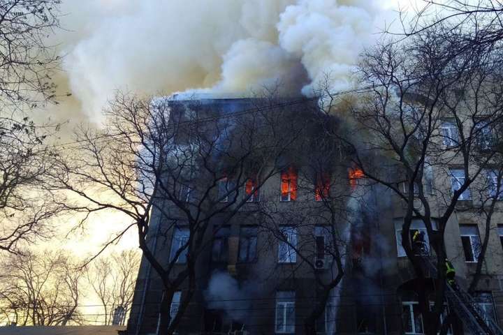 Масштабна пожежа в Одесі: 12 людей госпіталізовано, загинула викладачка коледжу 