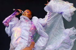 Пышнотелая Lizzo устроила фотосессию на диване