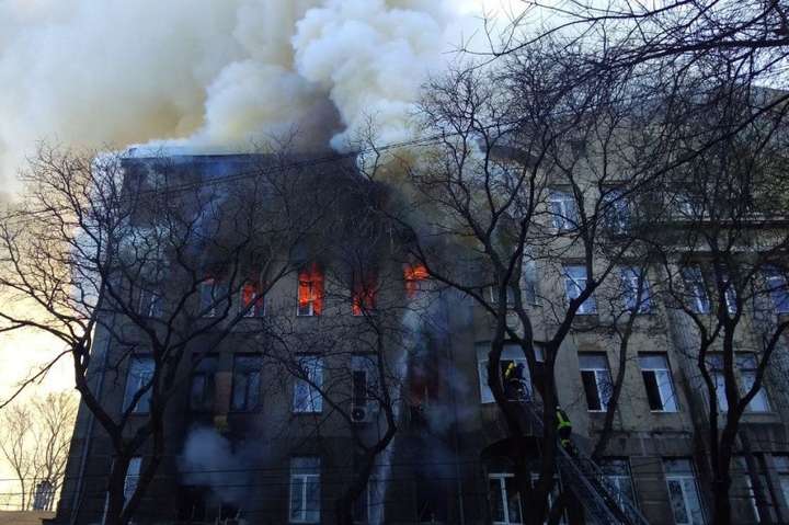 Надзвичайники ліквідували пожежу в одеському коледжі