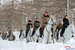 Кім Чен Ин піднявся на священну засніжену гору на білому коні (фото)