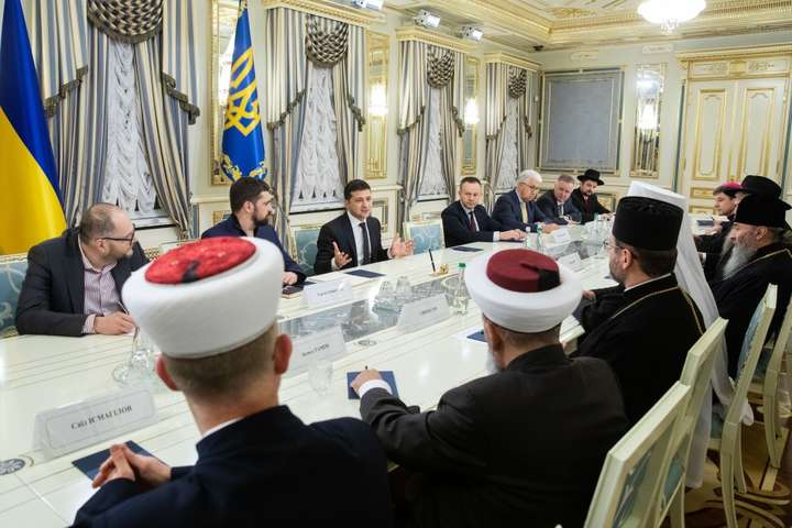 <p>Представники церков і релігійних організацій зазначили, що моляться за мир в Україні, та побажали президенту сили і терпіння на переговорах у «нормандському форматі»</p> - Представники церков побажали Зеленському «сили, терпіння й Божого благословення» на саміті в Парижі