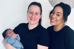 Вперше у світі одностатева пара по черзі виносила дитину