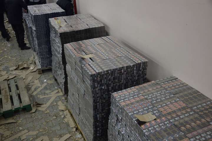У вантажі виявили майже 200 тисяч пачок сигарет - Українські прикордонники затримали велику партію контрабандних сигарет з Росії 