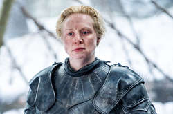 Сыгравшая Бриенну Тарт в «Игре престолов» актриса впервые снялась в купальнике (фото)