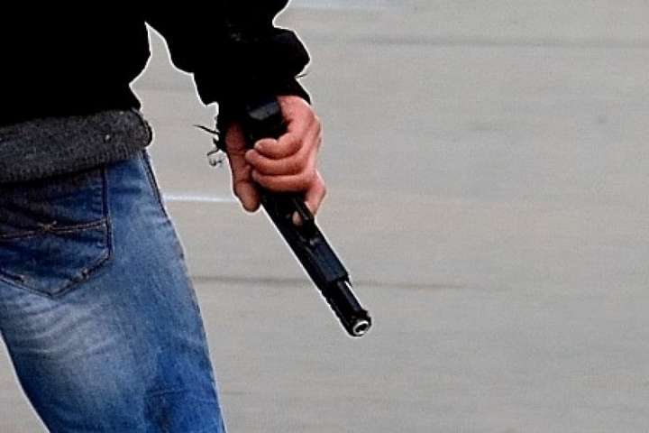 У Львові затриманий поцупив у поліцейського зброю та втік 