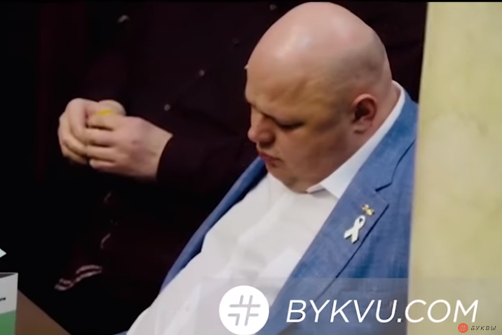 «Слуга народу» Стефанчук заснув прямо на засіданні Ради (відео)