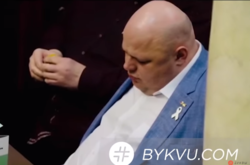 «Слуга народу» Стефанчук заснув прямо на засіданні Ради (відео)