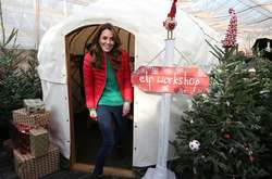 В красной куртке и джинсах: герцогиня Кембриджская посетила «мастерскую эльфов»