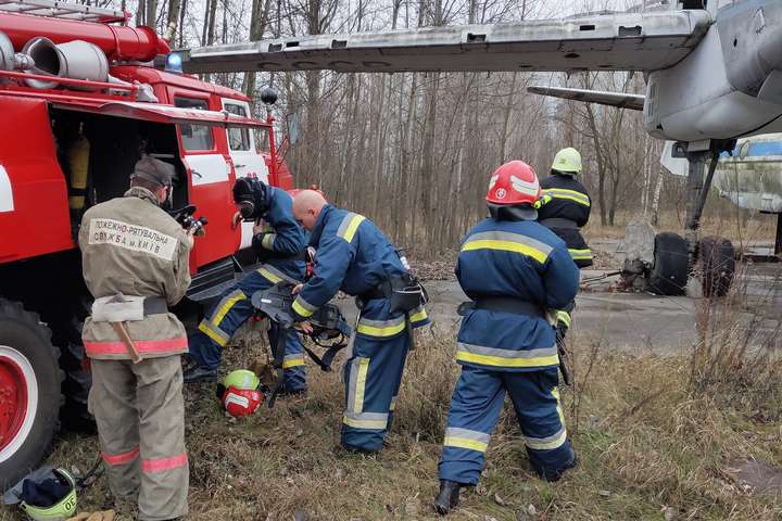 На підприємстві «Антонов» рятувальники загасили «палаючий» літак (фото)