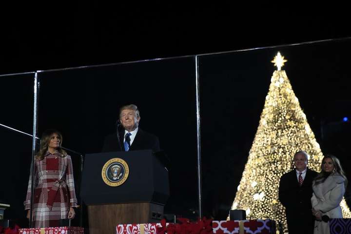 Трамп запалив вогні на головній різдвяній ялинці США