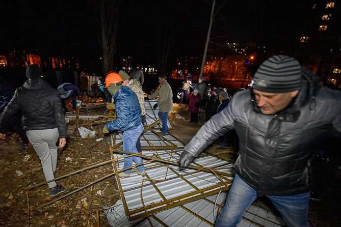 Війна за столичний парк: активісти знову знесли паркан скандальної забудови (фото)