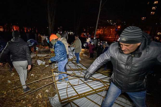 Война за столичный парк: активисты снова снесли забор скандальной застройки (фото)