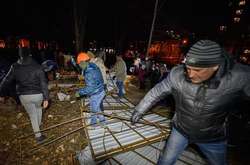 Война за столичный парк: активисты снова снесли забор скандальной застройки (фото)