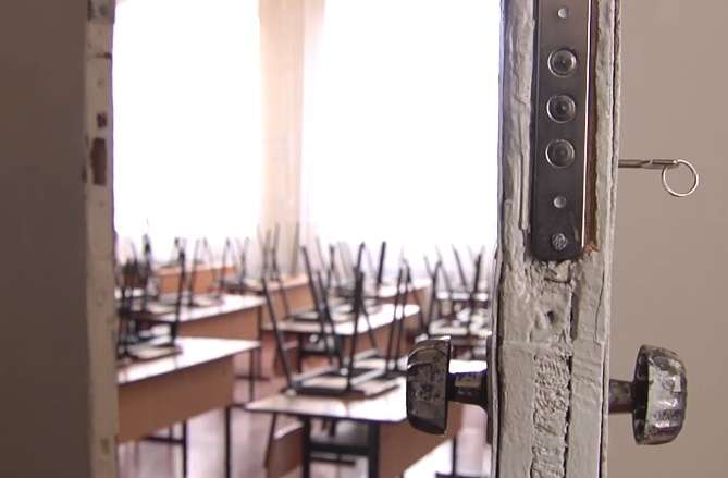 У школі Маріуполя під час уроку рухнула стеля