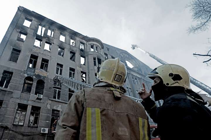Від будівлі Одеського коледжу залишились тільки стіни: рятувальники розбирають завали (фото, відео)