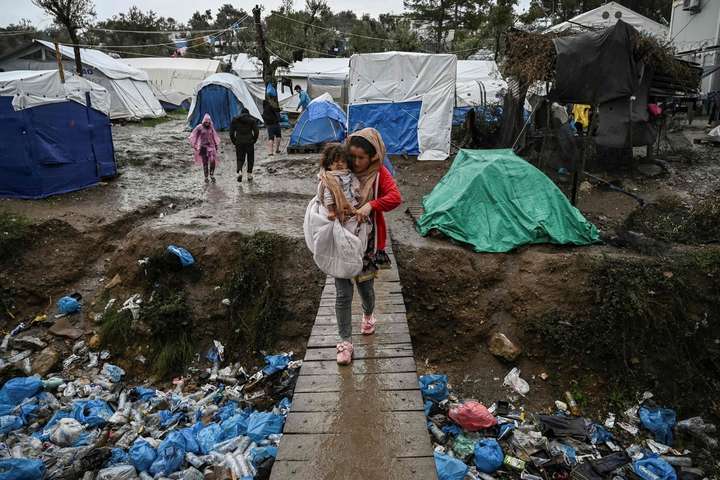 Болезни и жуткие условия для жизни. Как выглядит лагерь для мигрантов на острове Лесбос